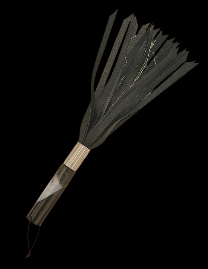 Flogger aus Yakleder mit Kettensträngen - Griff aus Epoxidharz - schwarz-silber-metallic