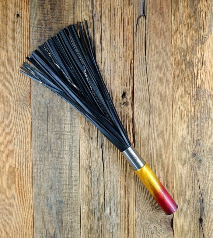 Gemeiner Flogger mit dünnen Gürtellederstreifen und Kettensträngen - Epoxidharzgriff schwarz-rot-gold
