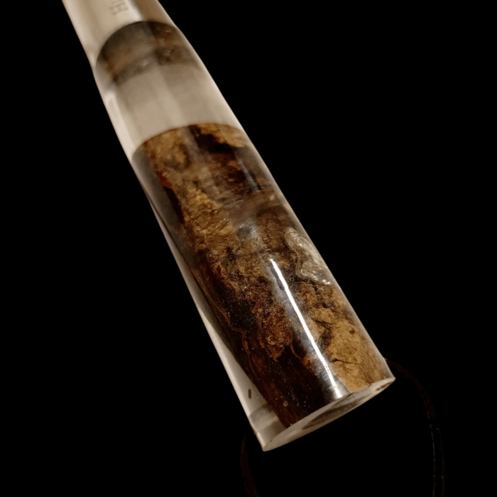 Böses Lämmchen mit Kettensträngen - Griff aus Epoxidharz mit eingegossenem Rindenholz (Lärche) – Bild 2