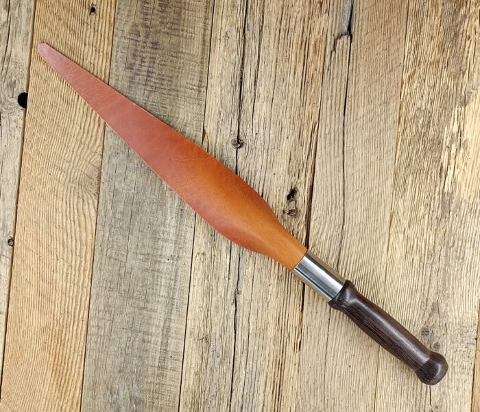 Fiese Drachenzunge aus braunem Rindgürtelleder mit Wenge-Holz-Griffstück