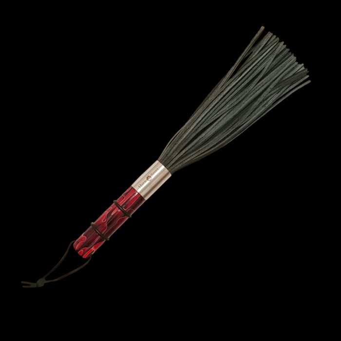 Flogger aus schwarzen Vierkant-Büffellederriemen mit rot-schwarz-weißem Acrylgriff