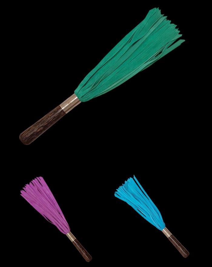 Flogger aus farbigem Rindveloursleder - Griff aus Black Palmira-Holz