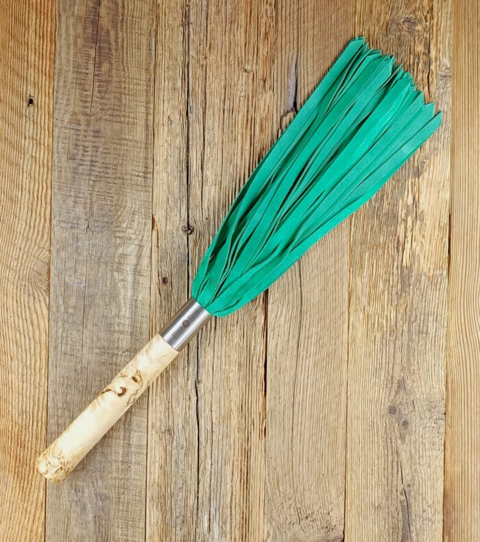 Flogger aus grünem Rindveloursleder - Griff aus Birkemaserholz