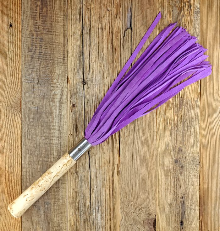 Flogger aus violettfarbenem Rindveloursleder - Griff aus Birkemaserholz