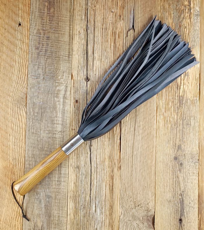 Veganer Flogger aus schwarzem Traubenleder mit einem Griff aus Goldregenholz