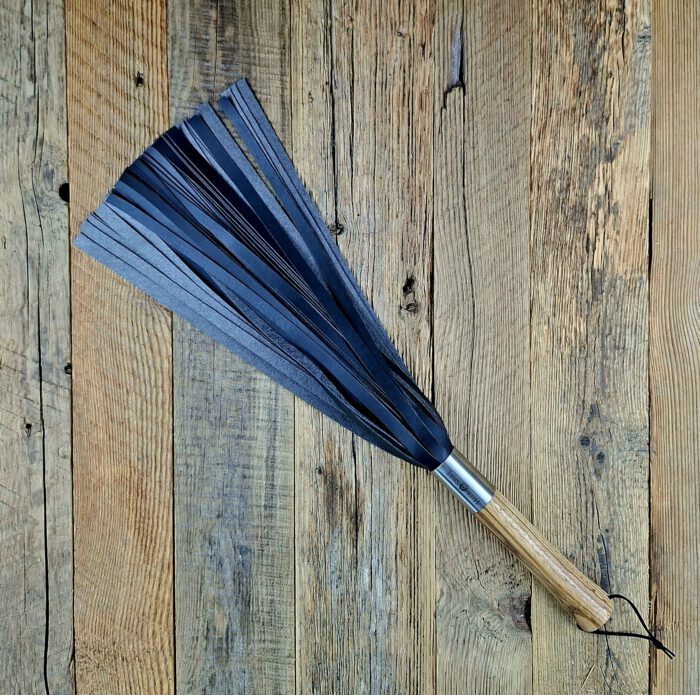 Veganer Flogger aus Weintraubenleder & Zebranoholz