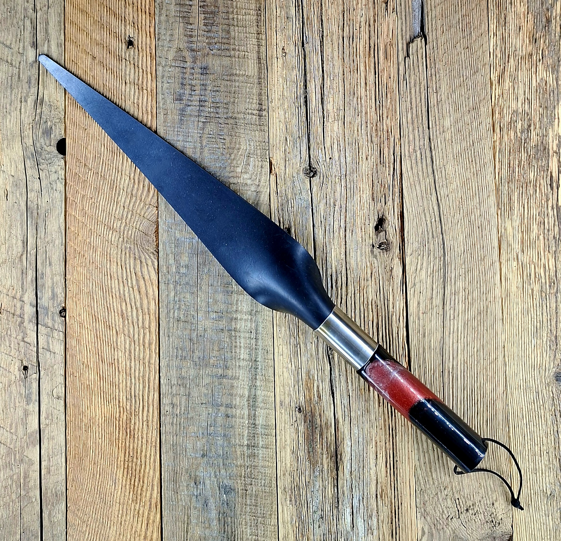 Giftige Drachenzunge aus Vollgummi mit Epoxidharzgriff