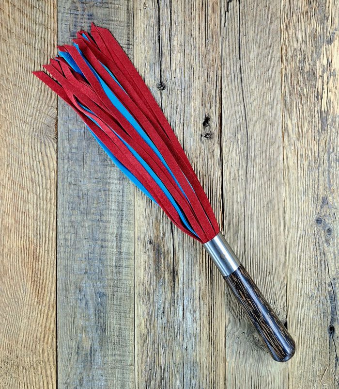 Flogger aus türkis- und rotfarbenem Kalbveloursleder
