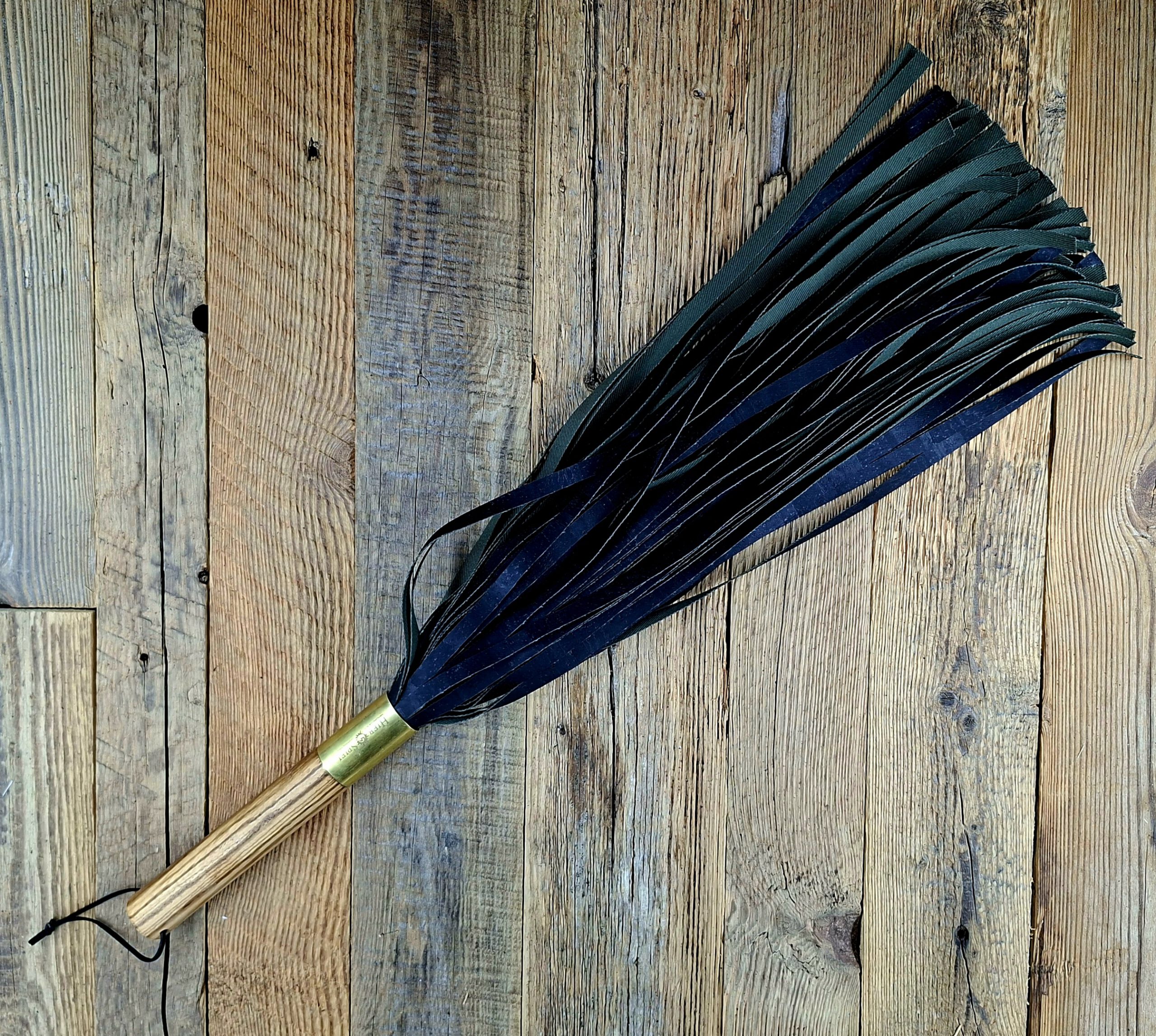 Veganer Flogger aus Weintaubenleder