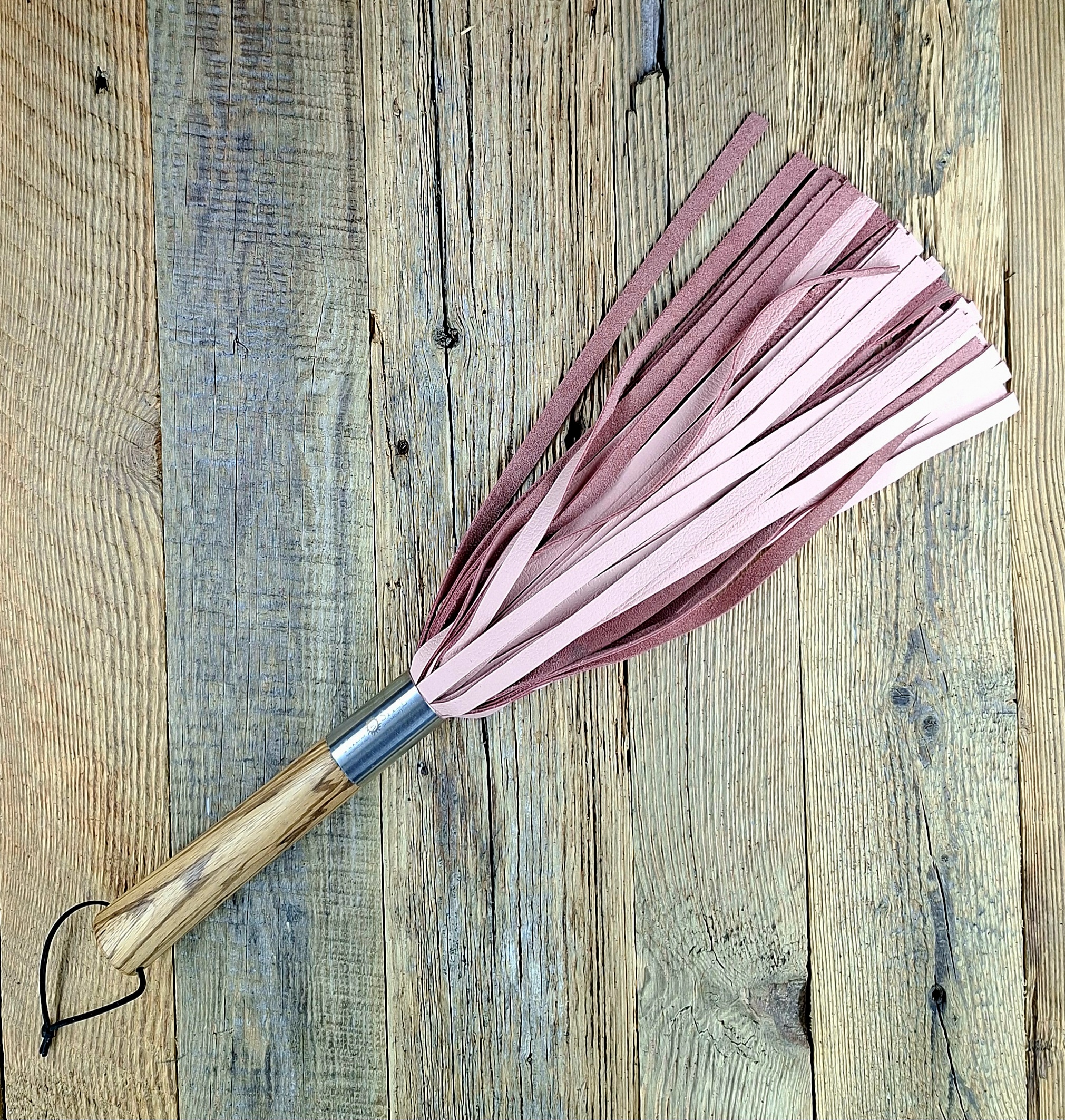 Flogger aus Zebranoholz und rosafarbenem Rindleder