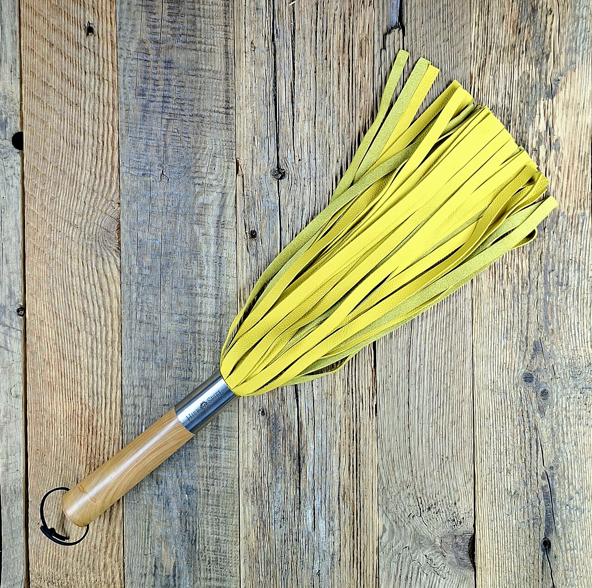 Flogger aus Olivenholz und gelbem Rindleder