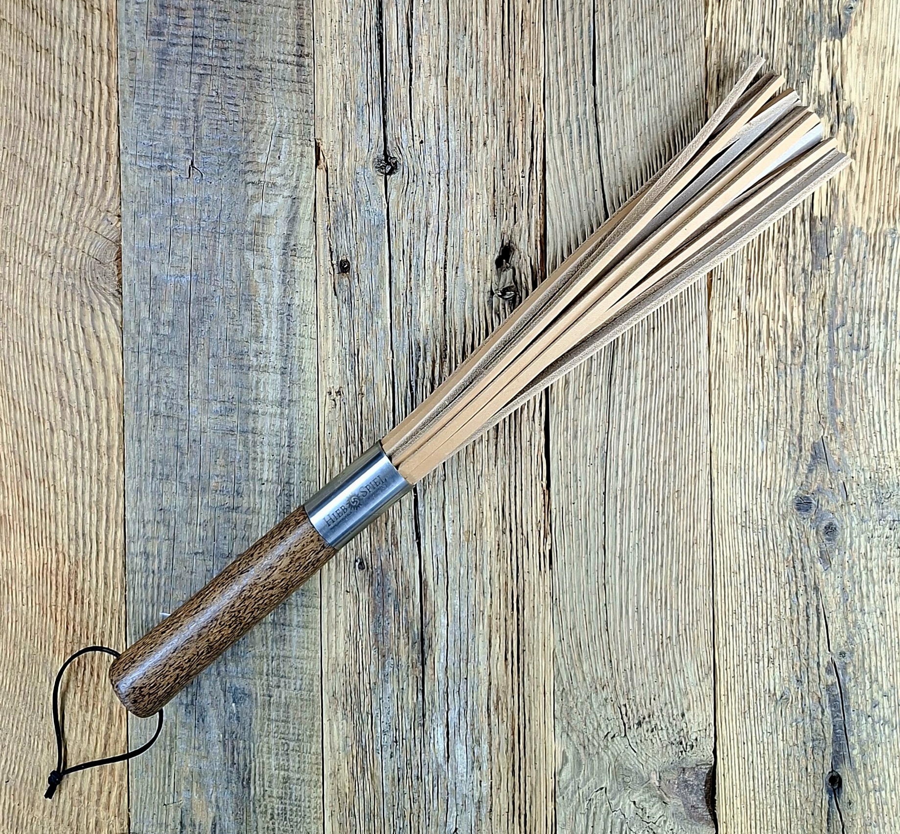 Sehr böser Flogger aus Gürtelleder-Vierkantriemen