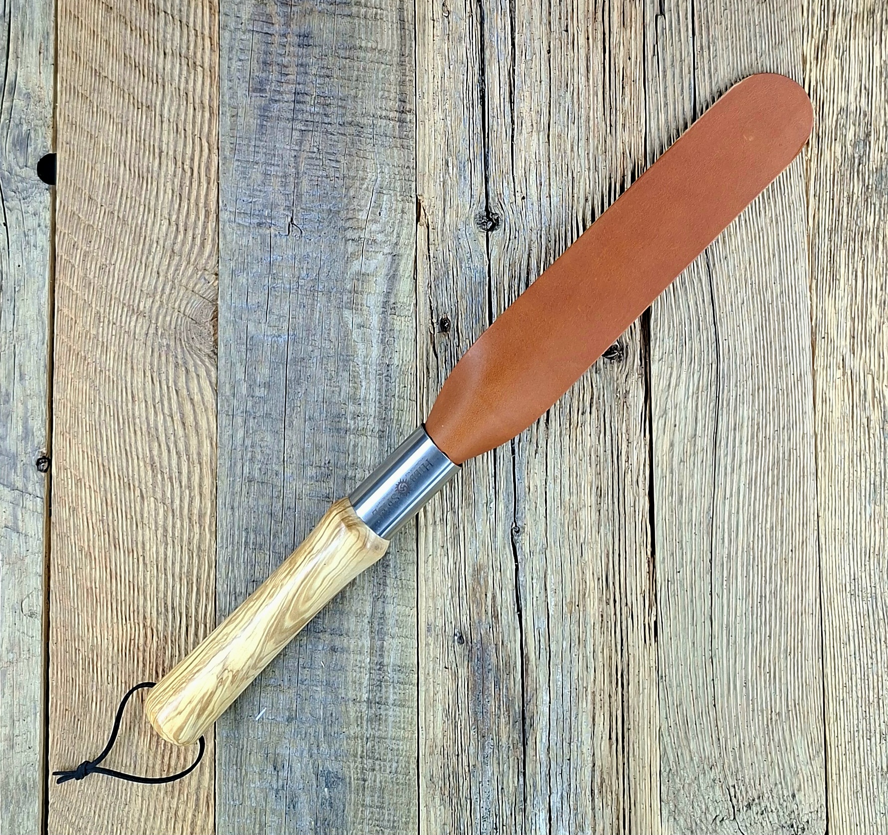 Klatsche aus Rindleder mit eingegossenem Olivenholz