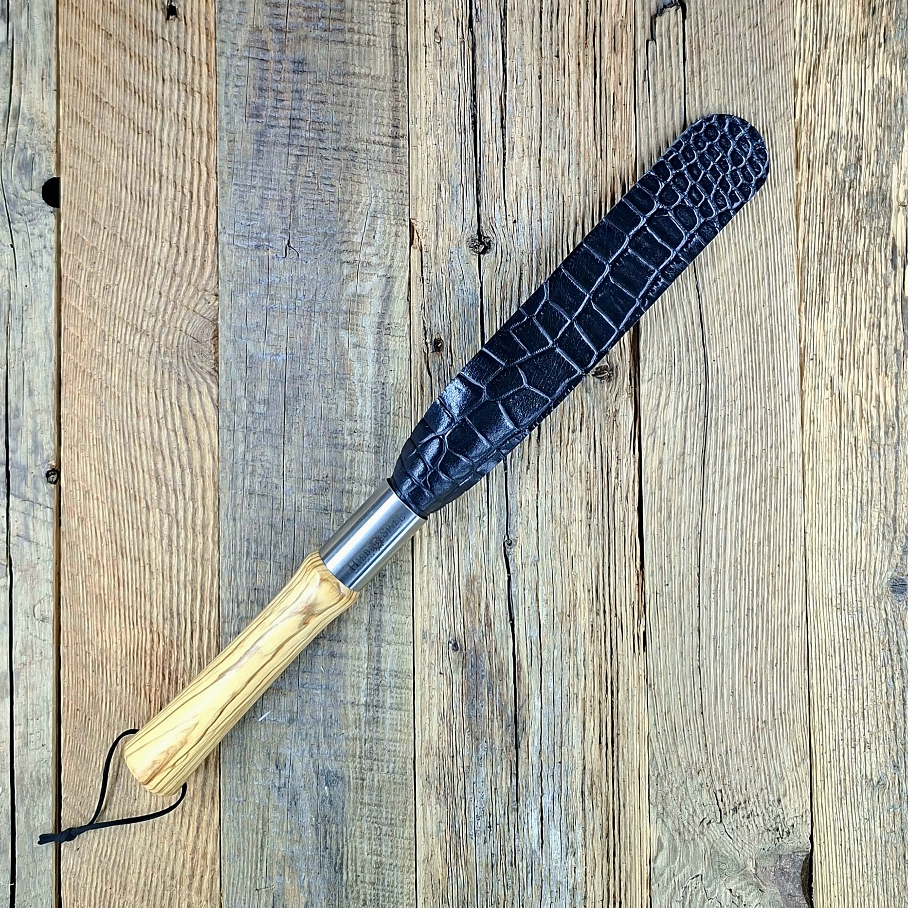 Klatsche aus Kroko-Rindleder mit Olivenholz