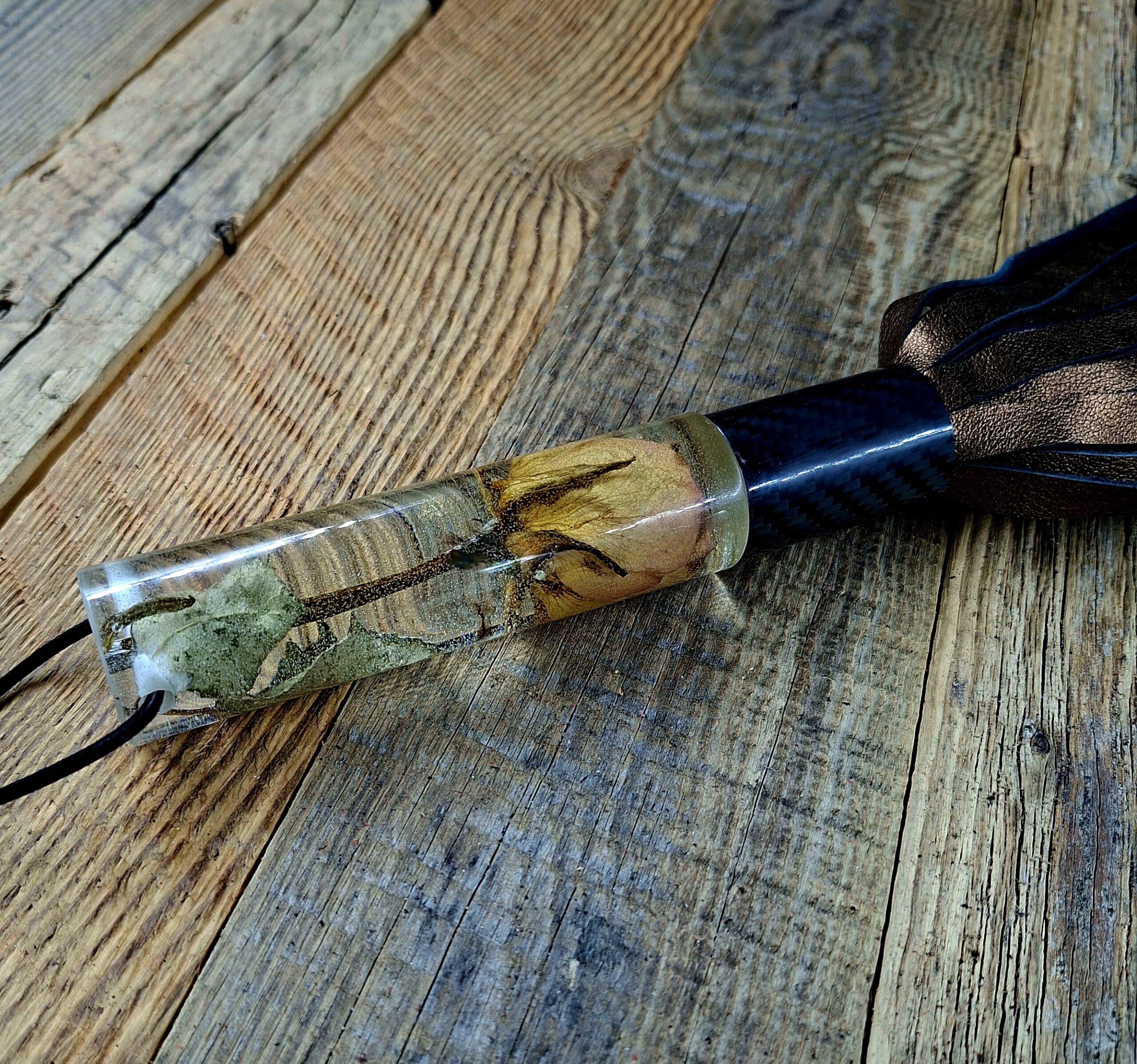 Rosenflogger aus Epoxidharz mit bronzemetallikfarbenem Leder – Bild 2